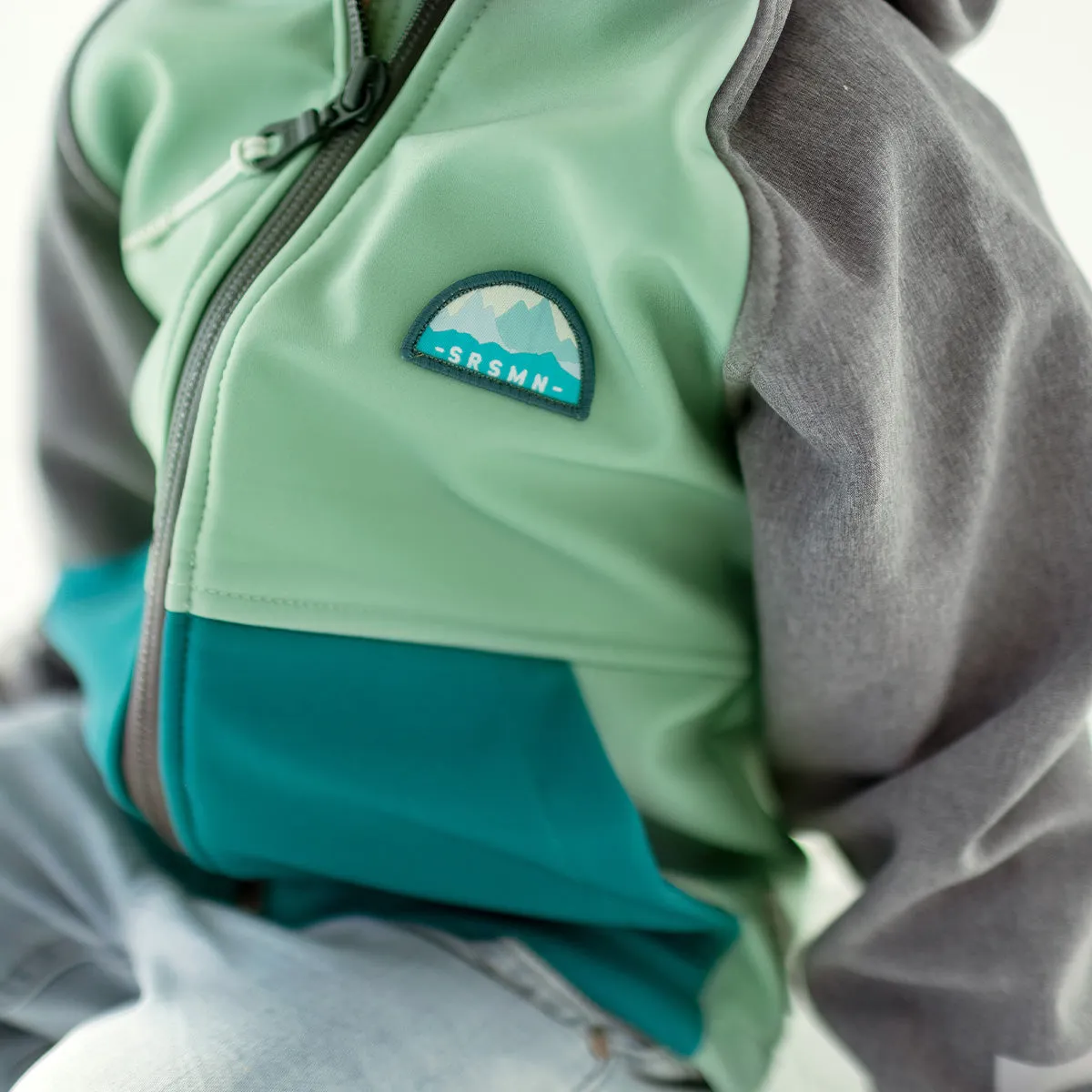 Manteau à capuchon vert, turquoise et gris en coquille souple, enfant || Green, turquoise and grey hooded coat in soft shell, child